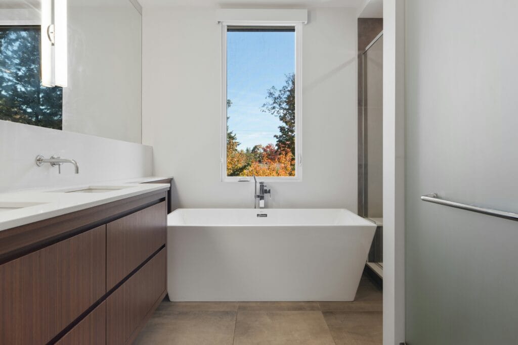 Une salle de bains lumineuse équipée d'une porte coulissante élégante