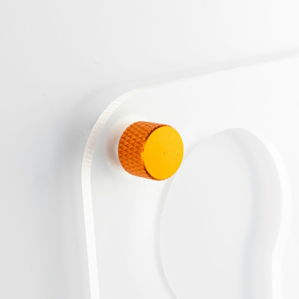Gros plan sur un siège de WC en plastique résistant