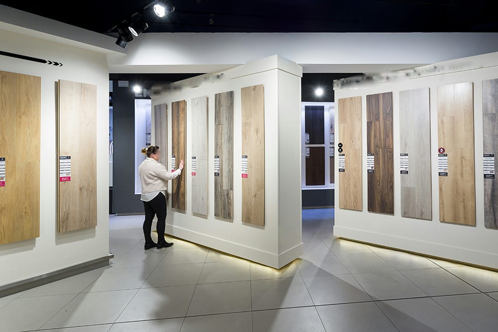Différents styles et matériaux de portes coulissantes présentés dans un showroom