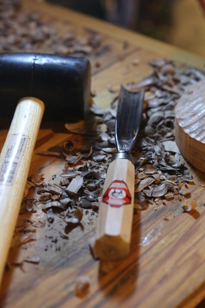 Outils de menuiserie avec des échantillons de chêne, de noyer et d'érable