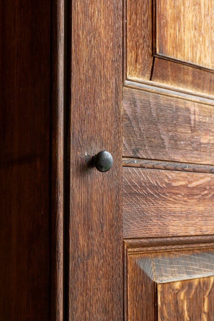 Une armoire en chêne au grain apparent