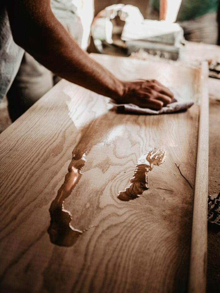Nettoyer une armoire en bois massif